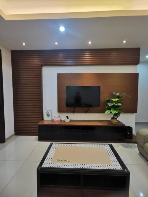 Permas 14min To Midvalley 10pax Wifi Tv Box 4broom