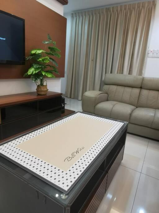 Permas 14min To Midvalley 10pax Wifi Tv Box 4broom Johor Bahru