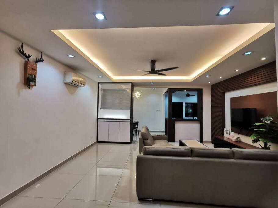 Permas 14min To Midvalley 10pax Wifi Tv Box 4broom * Johor Bahru