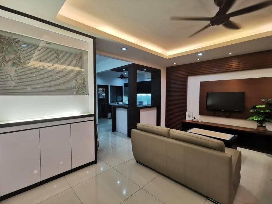 Apartemen Permas 14min To Midvalley 10pax Wifi Tv Box 4broom