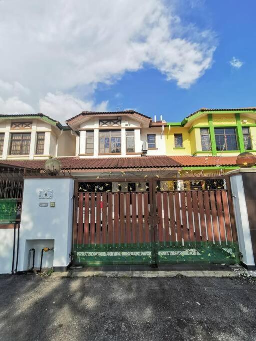 Permas 14min To Midvalley 10pax Wifi Tv Box 4broom Apartemen Johor Bahru