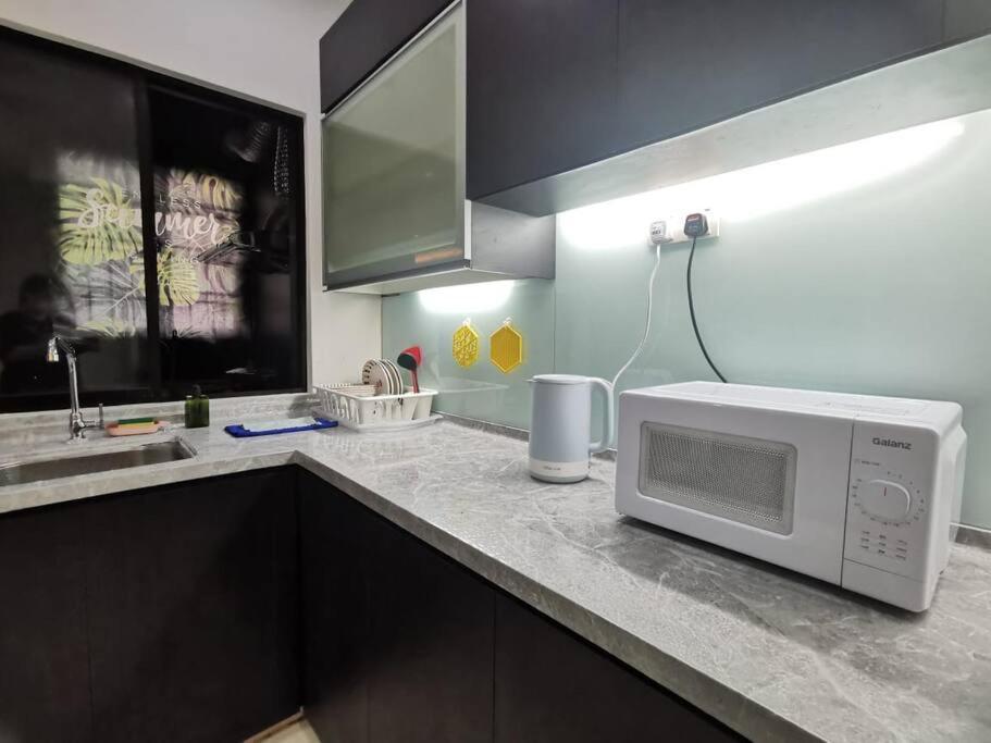 Permas 14min To Midvalley 10pax Wifi Tv Box 4broom Apartemen Johor Bahru