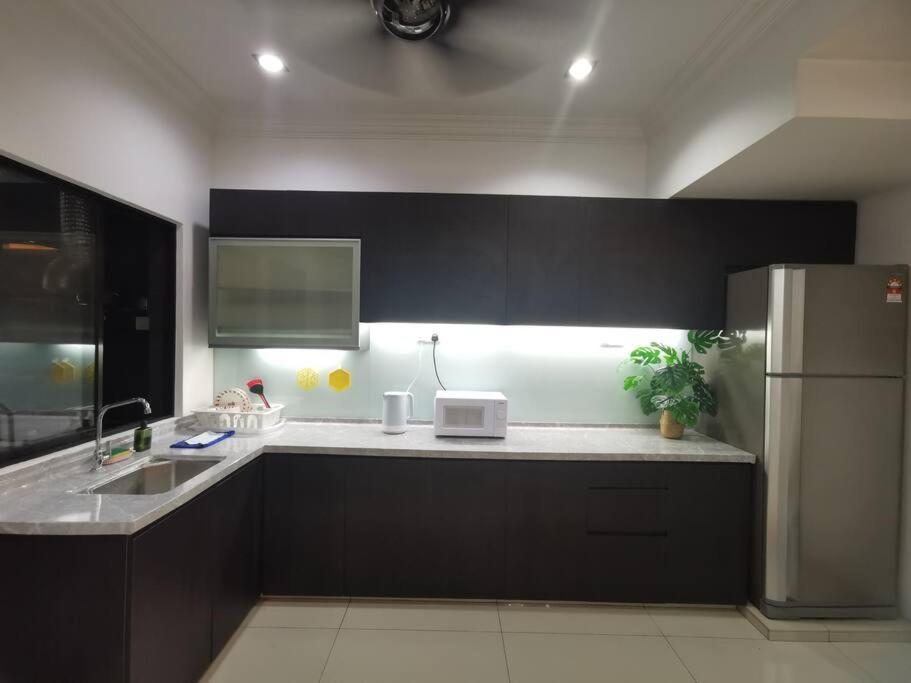 Apartemen Permas 14min To Midvalley 10pax Wifi Tv Box 4broom *