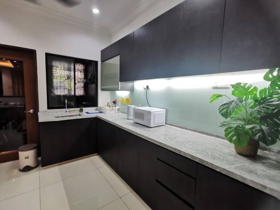 Apartemen Permas 14min To Midvalley 10pax Wifi Tv Box 4broom