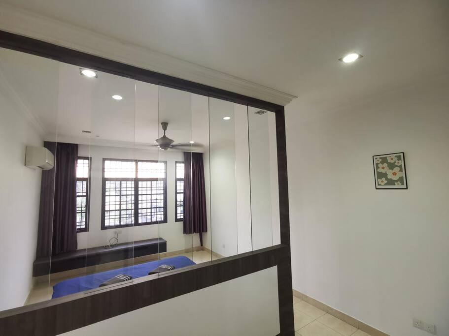 Permas 14min To Midvalley 10pax Wifi Tv Box 4broom Apartemen
