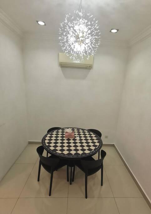 Apartemen Permas 14min To Midvalley 10pax Wifi Tv Box 4broom