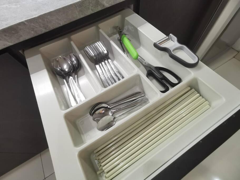 Permas 14min To Midvalley 10pax Wifi Tv Box 4broom Johor Bahru