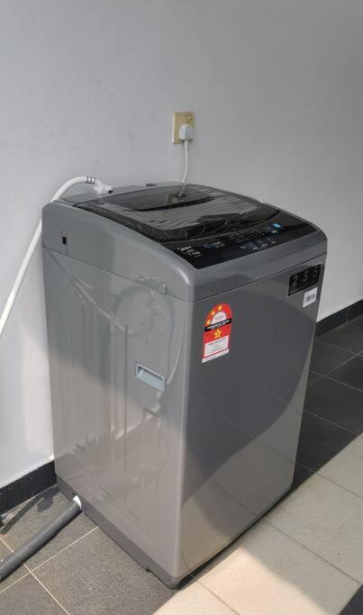 Permas 14min To Midvalley 10pax Wifi Tv Box 4broom * Johor Bahru