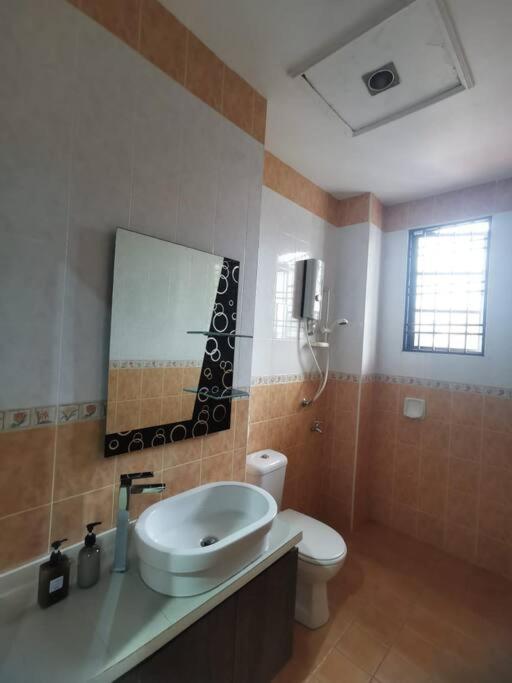 Permas 14min To Midvalley 10pax Wifi Tv Box 4broom Apartemen *