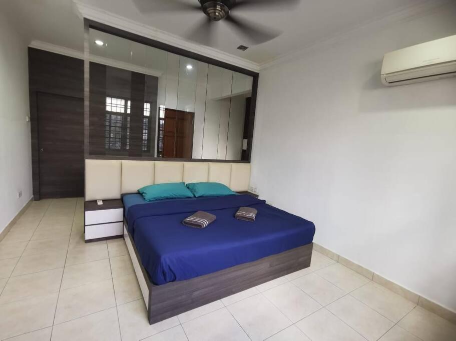 Permas 14min To Midvalley 10pax Wifi Tv Box 4broom Apartemen