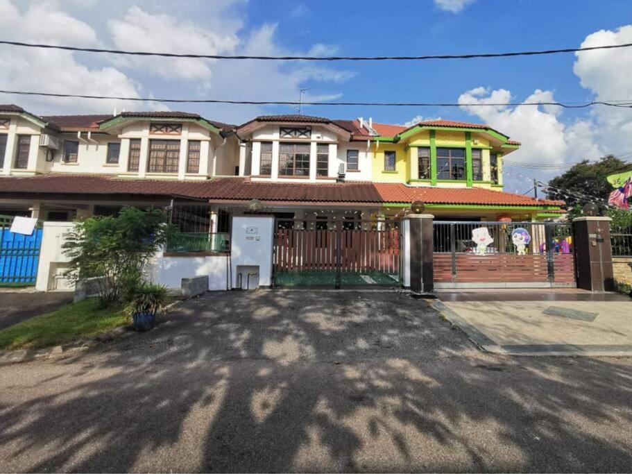 Permas 14min To Midvalley 10pax Wifi Tv Box 4broom Johor Bahru